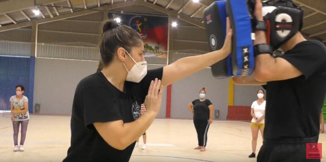 Joven durante el curso de autodefensa