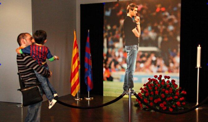 Molts barcelonistes han passat pel Camp Nou per retre homenatge a Tito Vilanova