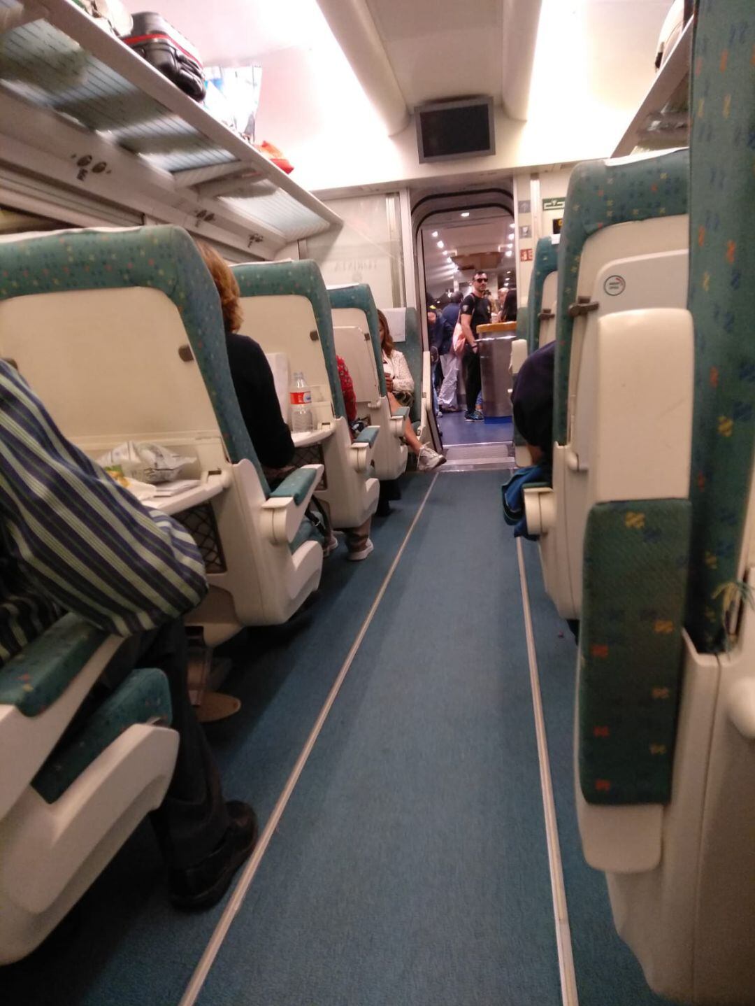 Interior del tren que ha estado parado en el túnel de Guadarrama