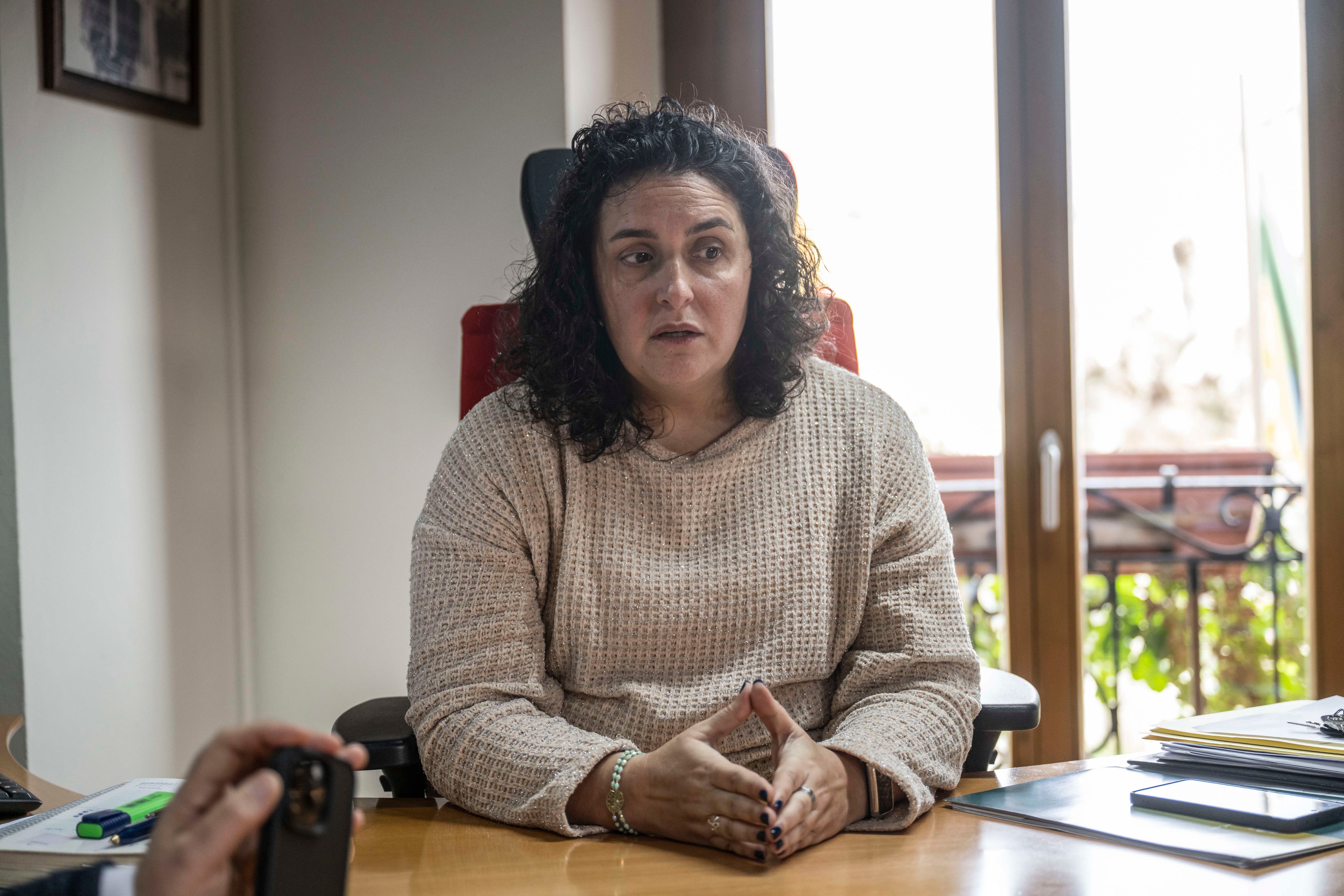 CARTES (CANTABRIA), 02/02/2026.- La alcaldesa de la localidad cántabra de Cartes, Lorena Cueto, ha asegurado a EFE que el municipio vive una situación polarizada por el oscurantismo y la falta de información desde el Gobierno regional, que ha elegido esa vivienda para los menores. Cartes ha iniciado semana con calma ante la próxima llegada de 18 menores inmigrantes no acompañados, mientras se mantiene una discreta presencia de la Guardia Civil y una más notaria de la Policía Local entorno a la vivienda donde residirán. Aunque se desconoce cuándo llegarán los menores, integrantes de la Fundación Cuín están acondicionando la vivienda, mientras el Ayuntamiento de Cartes busca fórmulas para que los acogidos disfruten de las mejores condiciones. EFE/Pedro Puente Hoyos