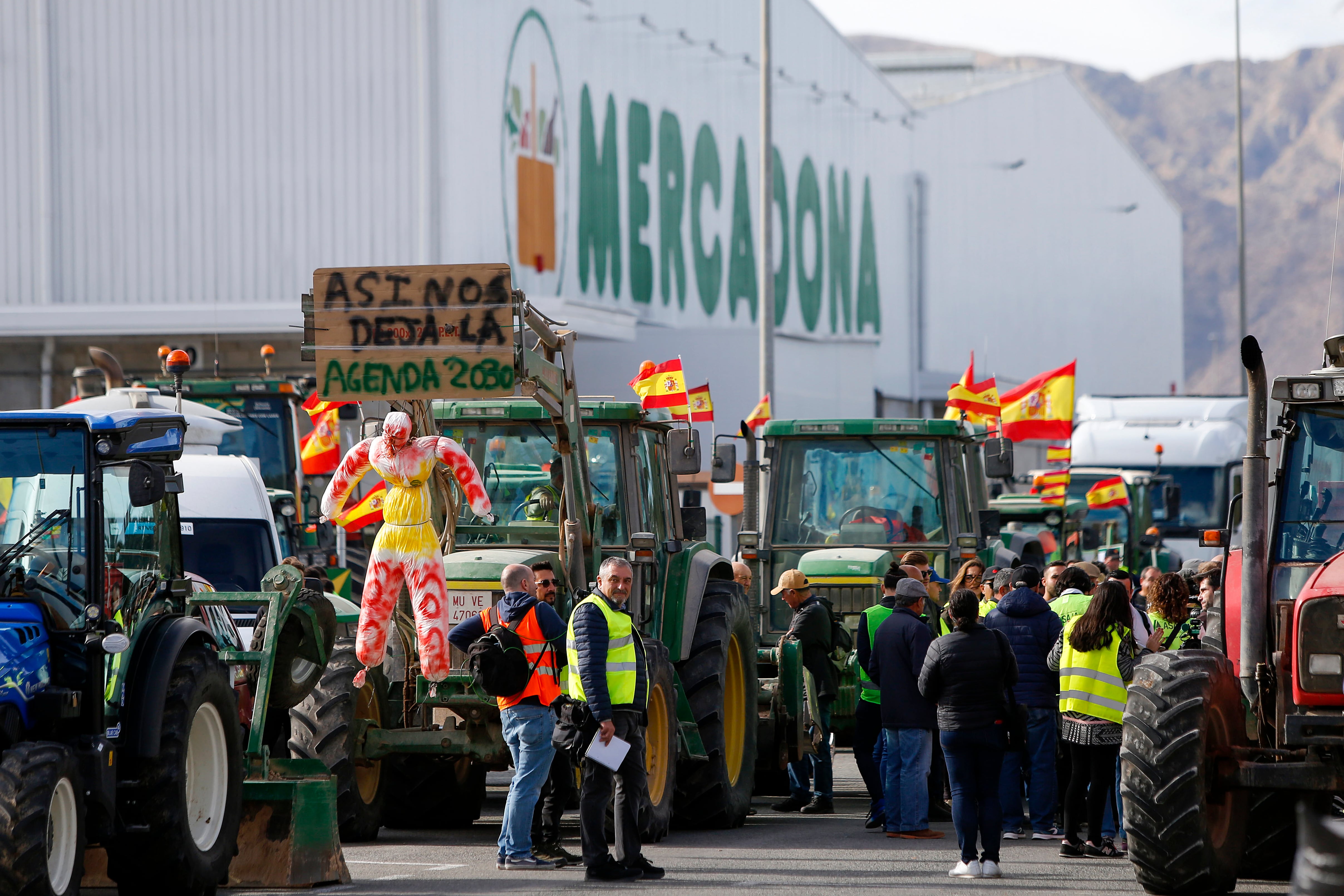 GRAFCVA8393. SAN ISIDRO DE ALBATERA (ALICANTE), 16/02/2024.- Agricultores de la comarca de la Vega Baja del Segura protestan en San Isidro de Albatera en una jornada donde las movilizaciones se concentran en la provincia y Santander. EFE / Manuel Lorenzo
