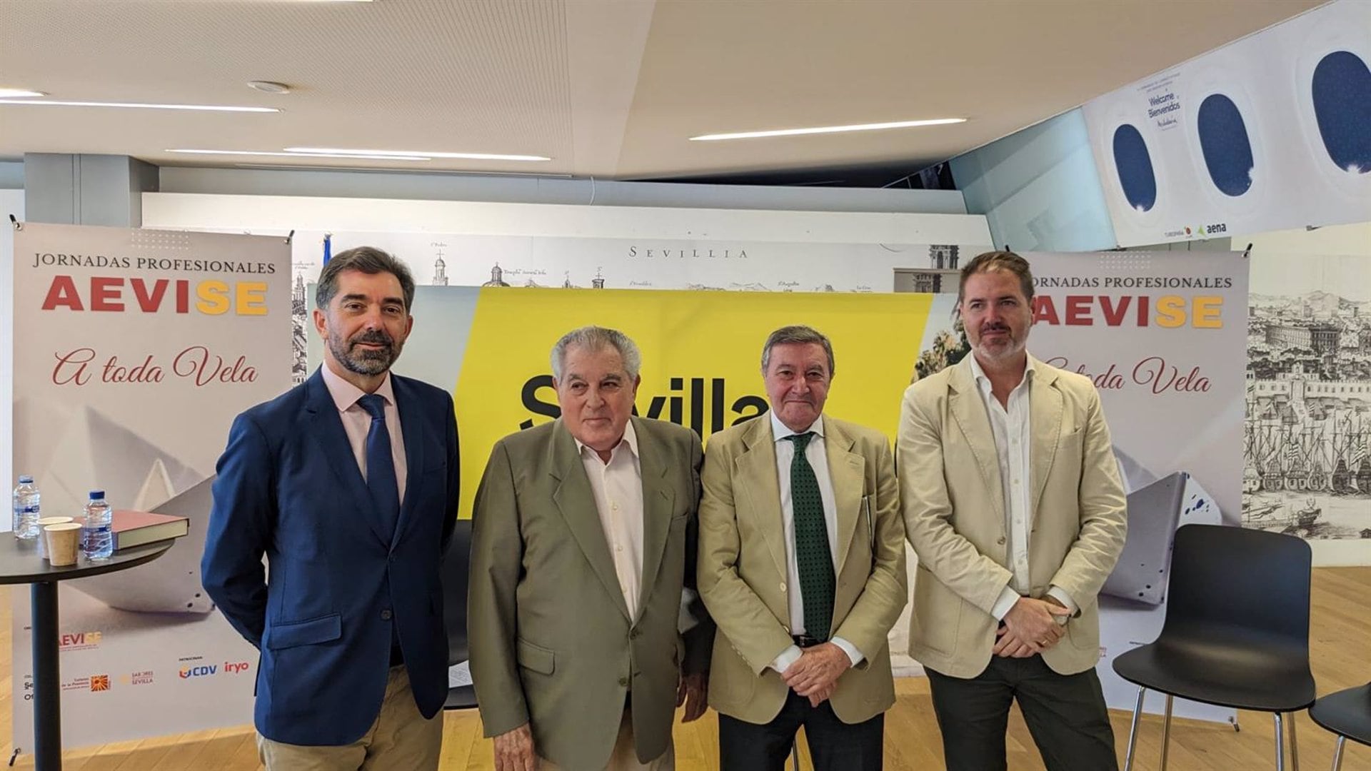 Foto de familia con los expresidentes de Aevise durante unas jornadas profesionales organizadas por la patronal de las agencias de viajes/AEVISE