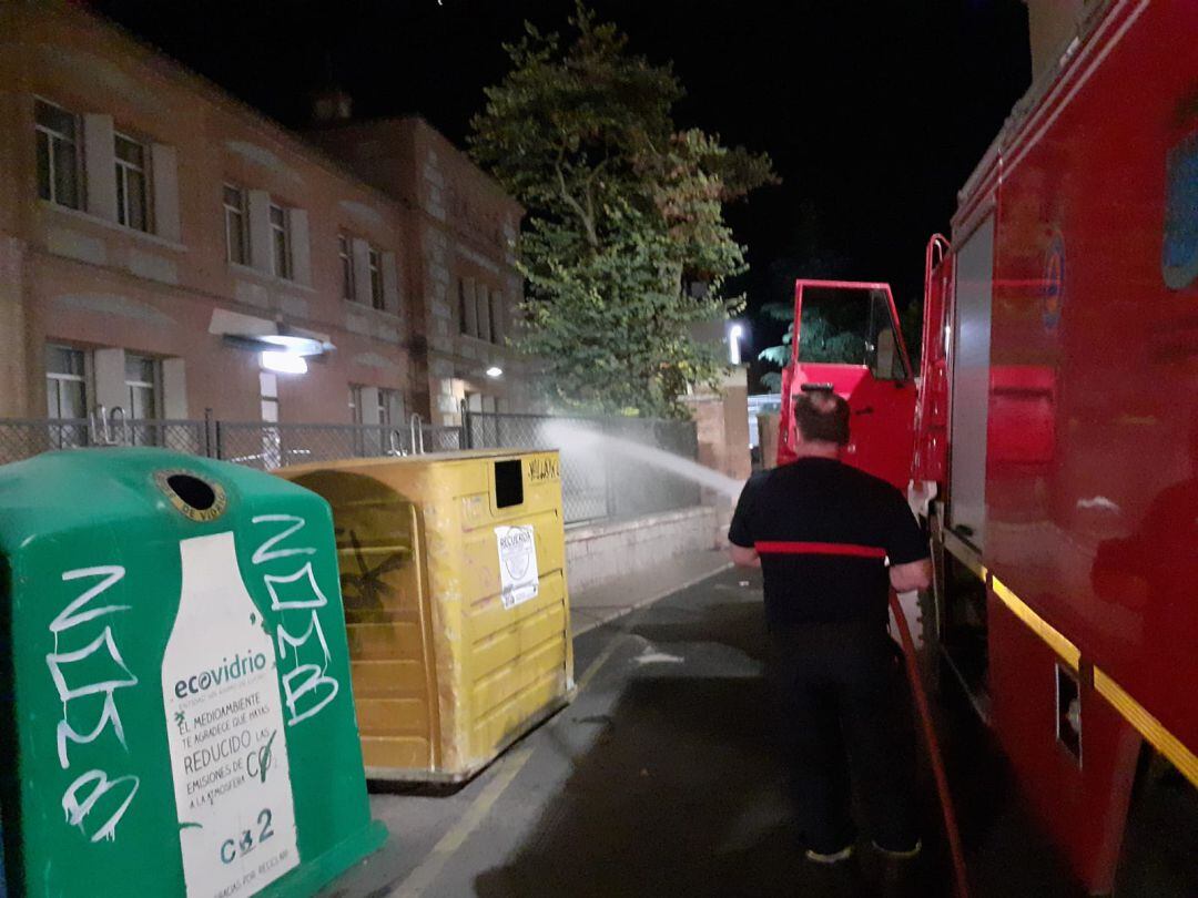 Los servicios municipales desarrollan por las noches las labores de desinfección viaria