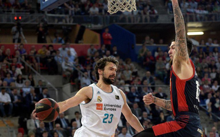 Llull intenta un pase ante el pivot francés del Baskonia Kirolbet