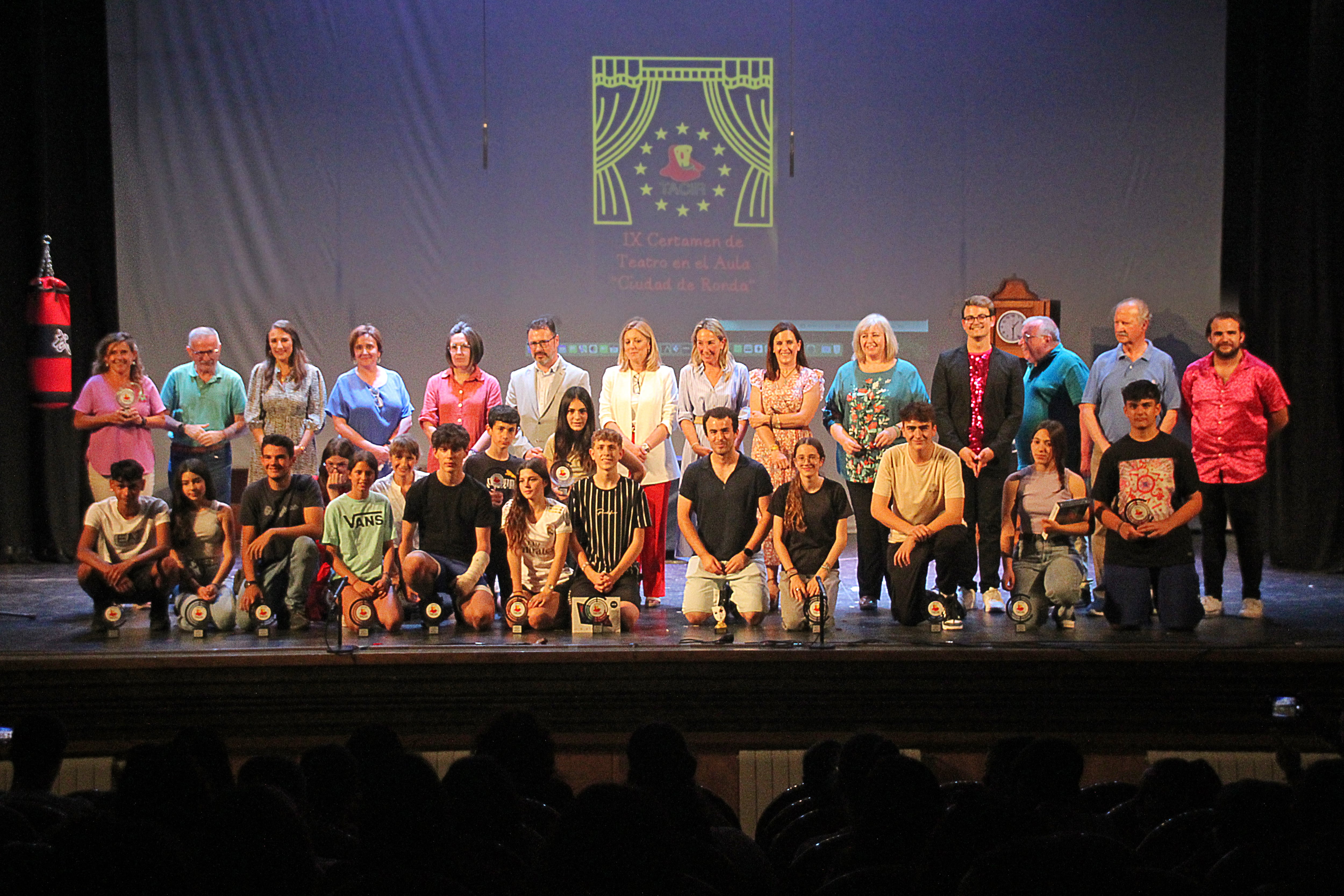 Foto de familia final del Certamen de Teatro en el Aula de Ronda de este año 2024