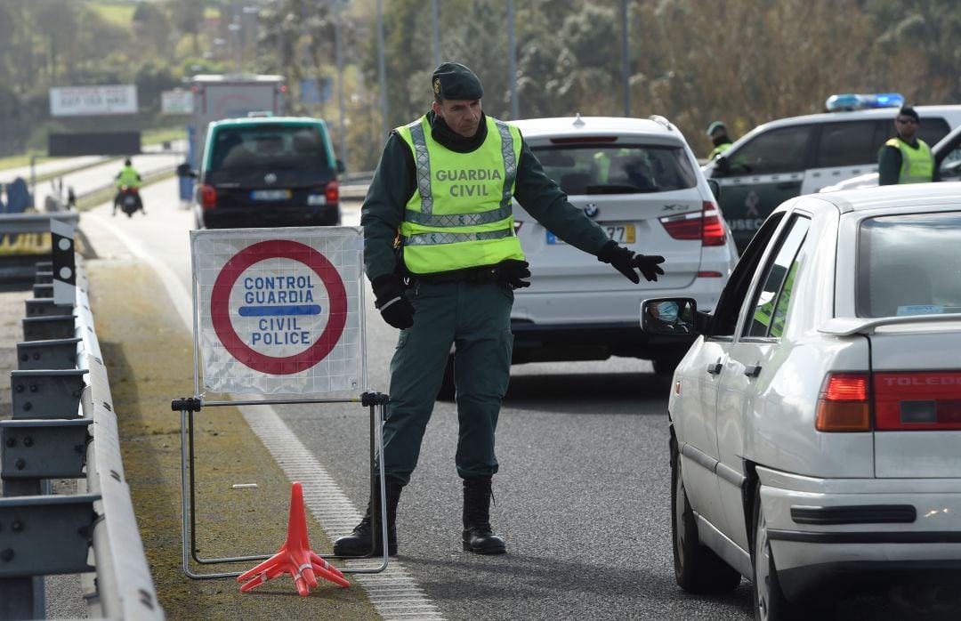 Guardia Civil en un control de carretera