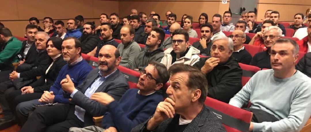 Fernando Vázquez y Fernando Vidal en el encuentro organizado por la Federación Galega de Fútbol