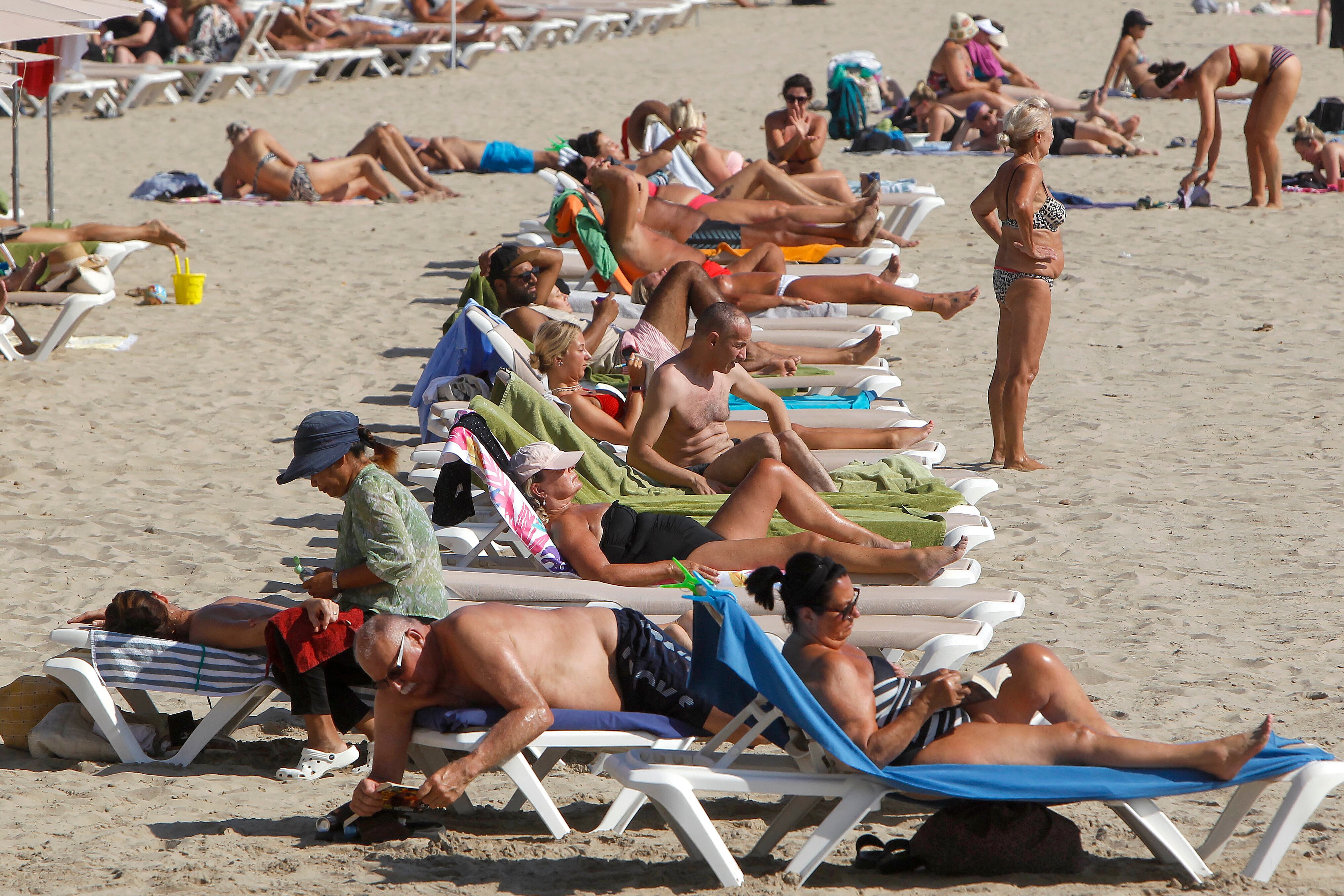 ALICANTE, 04/10/2023.- Un gran número de personas disfruta de un día de playa durante este miércoles en el que se viven altas temperaturas en este inicio de otoño. EFE/Morell