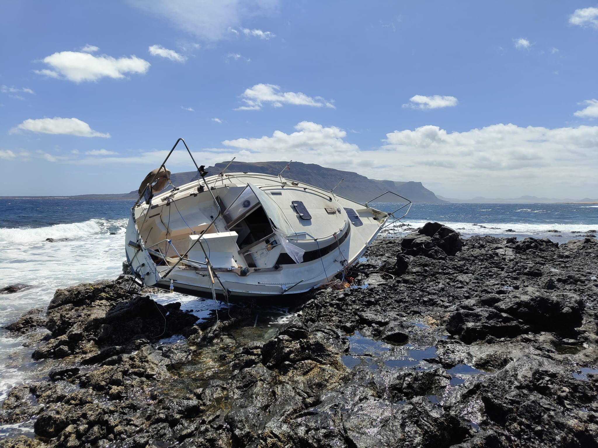Velero encallado en Pedro Barba, en La Graciosa.