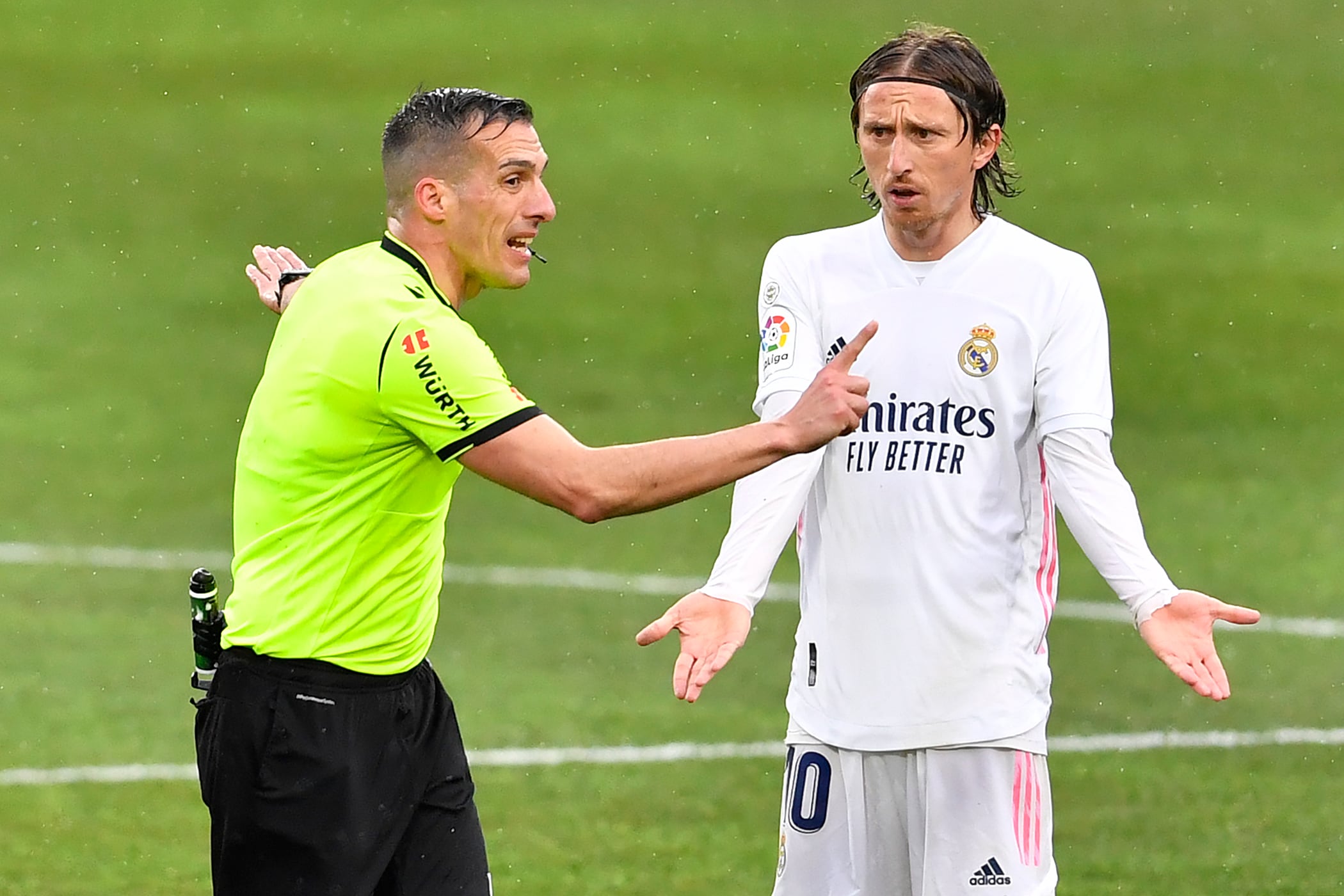 Estrada Fernández en un Huesca - Real Madrid junto a Luka Modric.