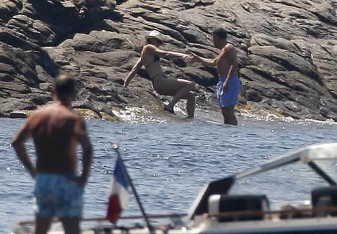 El presidente francés y su esposa Carla Bruni en las playas de Cap Nègre