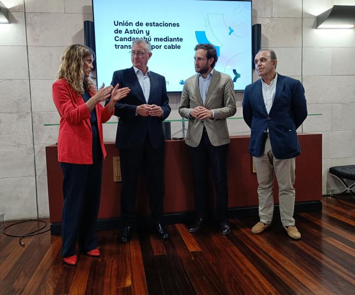 María Jesús Gimeno, Manuel Blasco, Isaac Claver y Álvaro Salesa en la presentación proyecto telecabina que unirá Astún y Candanchú