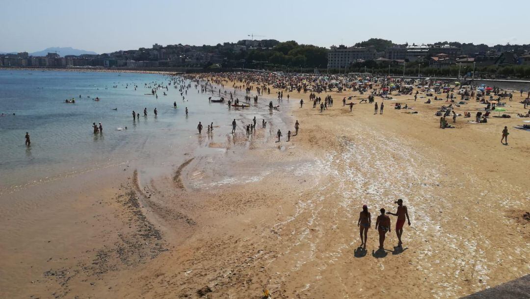 La espuma que ha provocado la alarma en la playa de Ondarreta