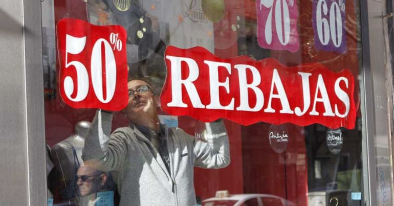 Comienzan las rebajas con las quejas de los comerciantes de la capital