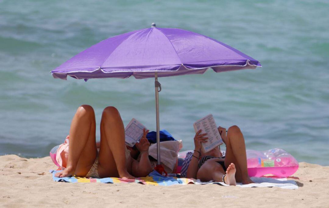 Turistas en un playa, descansando.