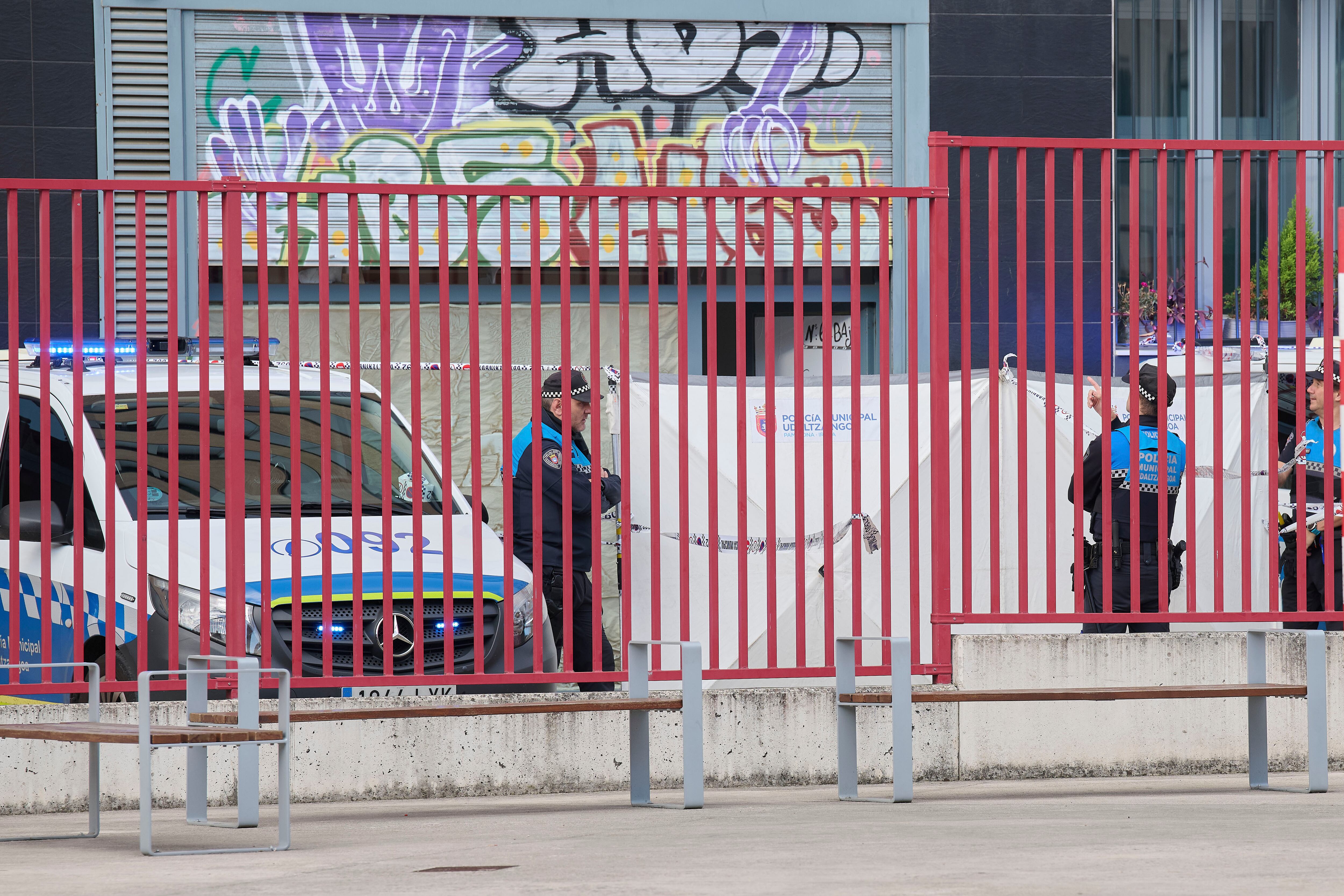 PAMPLONA, 09/10/2024.-La Policía Municipal de Pamplona en el lugar del crimen, la policía ha detenido al presunto autor de la muerte de un joven a consecuencia de las heridas sufridas en una agresión con un arma blanca ocurrida en una bajera del pamplonés barrio de la Rochapea. La joven asesinada de 20 años, Kaile Villar Pons, con un cuchillo. EFE/Iñaki Porto
