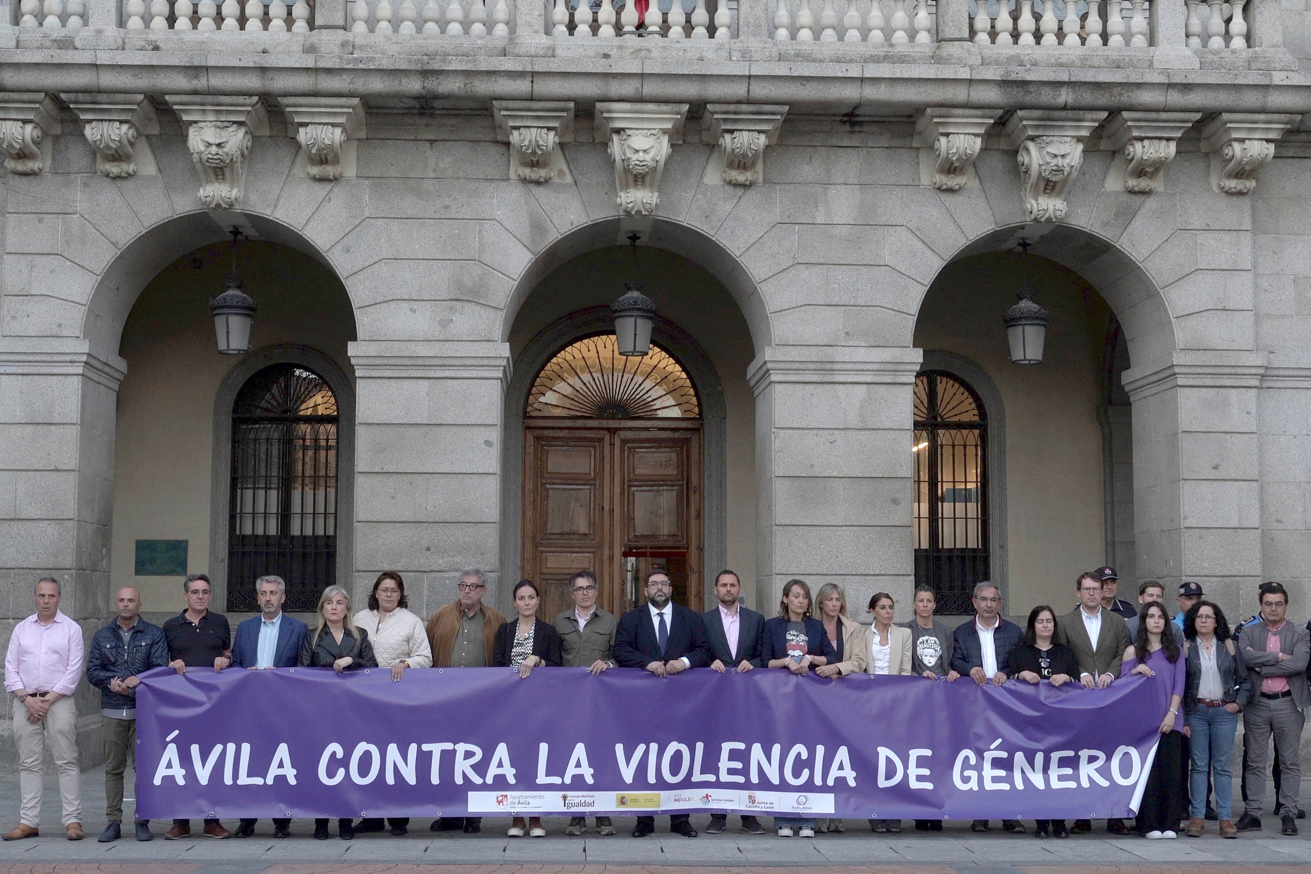 Alrededor de 250 personas se concentraron en la plaza del Mercado Chico de Ávila para mostrar su repulsa y condena por el asesinato de una mujer de 81 años a manos de su marido, que la estranguló y luego intentó suicidarse
