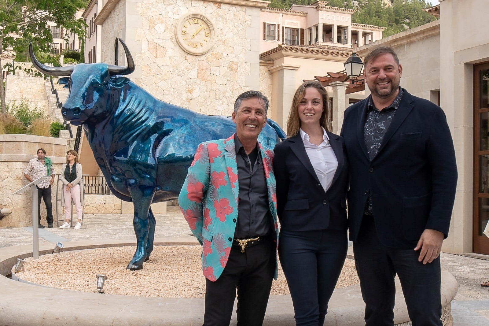 El artista Frank Krüger, el CEO de Cap Vermell Group, Toni Mir y la directora de Relaciones Institucionales del hotel, María Mir.