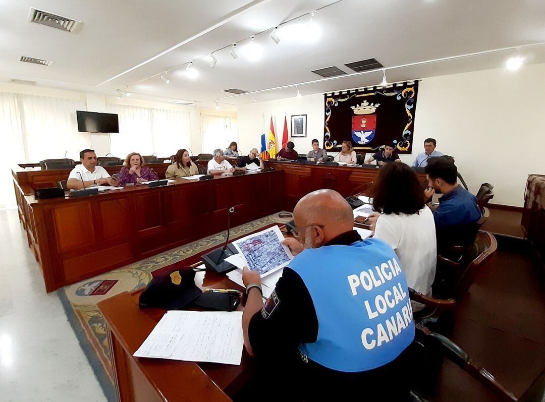 Un momento de la reunión para coordinar medidas de seguridad en el entorno de los colegios de Arrecife.