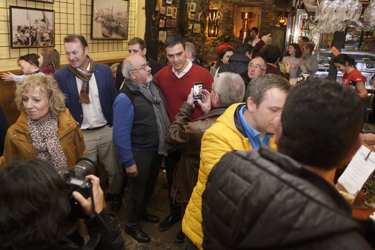 El secretario general del PSOE, Pedro Sánchez, con simpatizantes tras su encuentro con el presidente de Cantabria, Miguel Ángel Revilla, en Santander. 