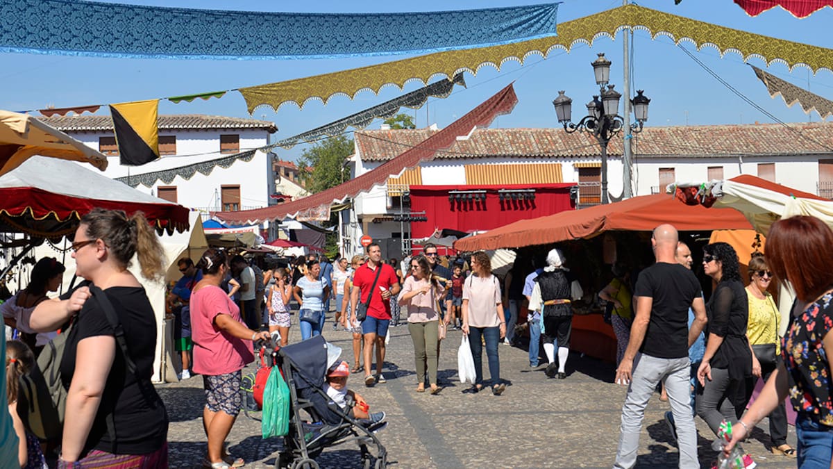 La edil de Cultura de Valdemoro, Elena Sánchez, repasa las actividades de la feria barroca