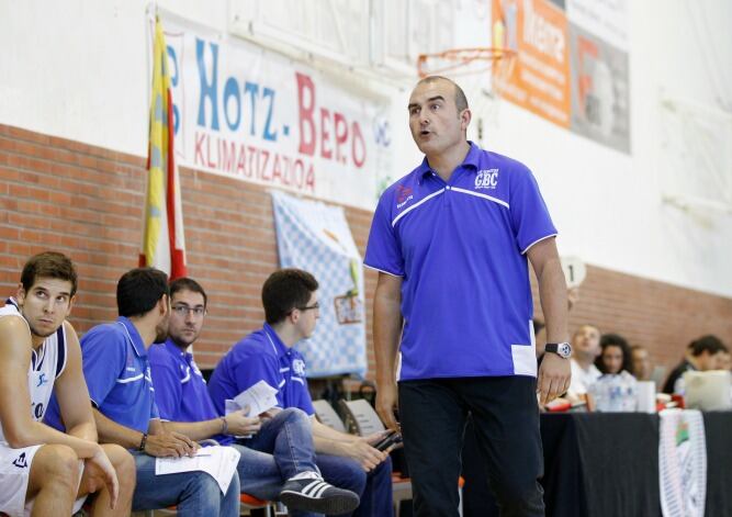 Jaume Ponsarna. técnico del GBC, da indicaciones en el primer amistoso de la pretemporada.