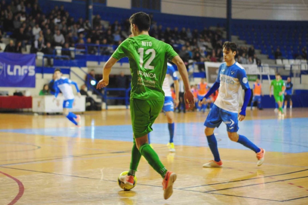 Nito Valle conduce el balón en el partido ante el Alzira