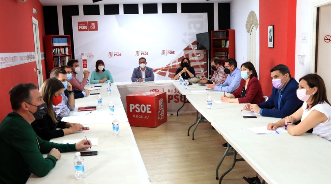 Reunión en Andújar entre alcaldes, portavoces, parlamentarios, diputados y senadores del PSOE.