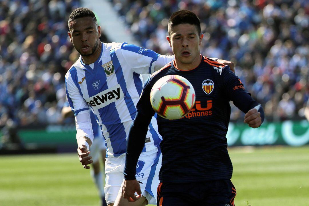 El defensa argentino del Valencia Facundo Roncaglia (d) pelea un balón con el delantero marroquí del Leganés Youssef En Nesyri 