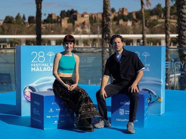 La actriz Miriam Garlo y el actor Álvaro Cervantes durante la presentación de la película Sorda en el Festival de Málaga 2025. EFE/Daniel Pérez