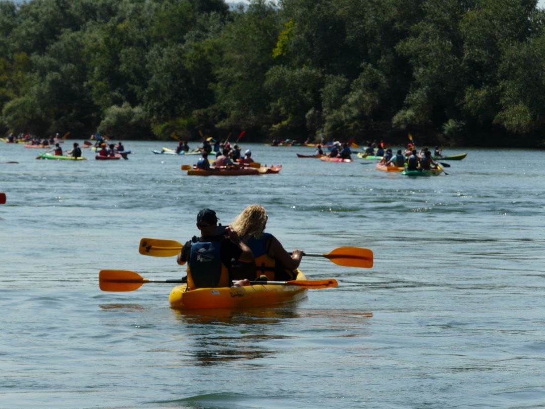 Imatge de la 9ena baixada vogant per l&#039;Ebre organitzada per l&#039;IDECE.