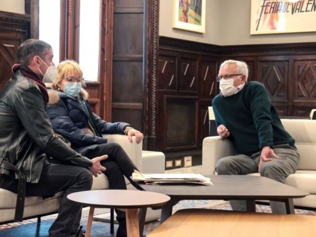 El alcalde Joan Ribó se reúne con los representantes de Amics de la Malva, Pau Díaz y Elena Borgolla