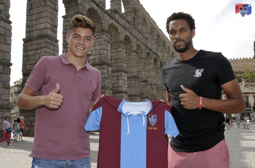 Rui, a la izquierda, posa en el Acueducto junto al guardameta David García que ya jugó ante el Real Madrid Castilla en el primer partido de pretemporada