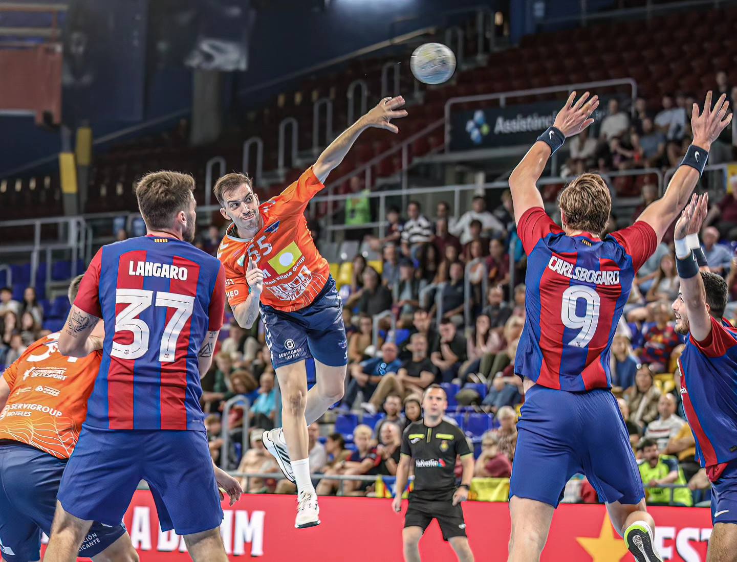 Imagen del partido disputado entre el TM Benidorm y el Barça en el Palau Blaugrana