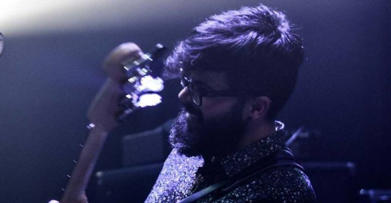 Jesús Aguayo, bajista de Viva Suecia, durante un concierto de la banda.