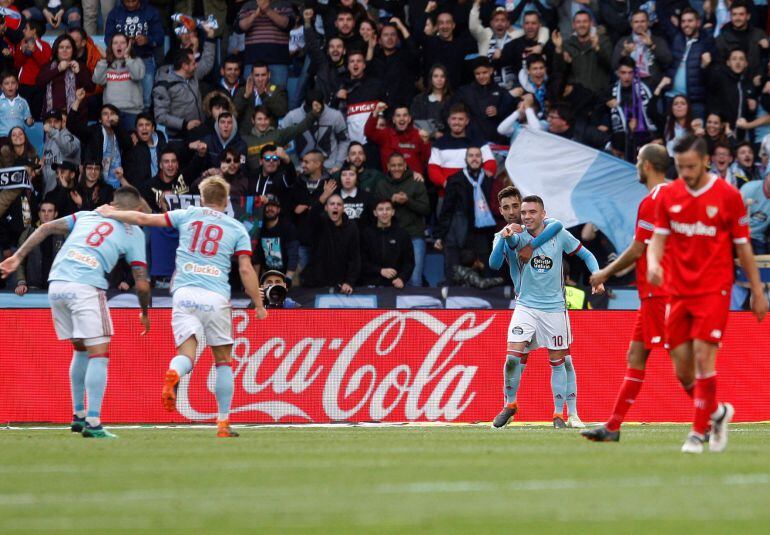 Los jugadores del Celta de Vigo celebran el segundo gol de Iago Aspas