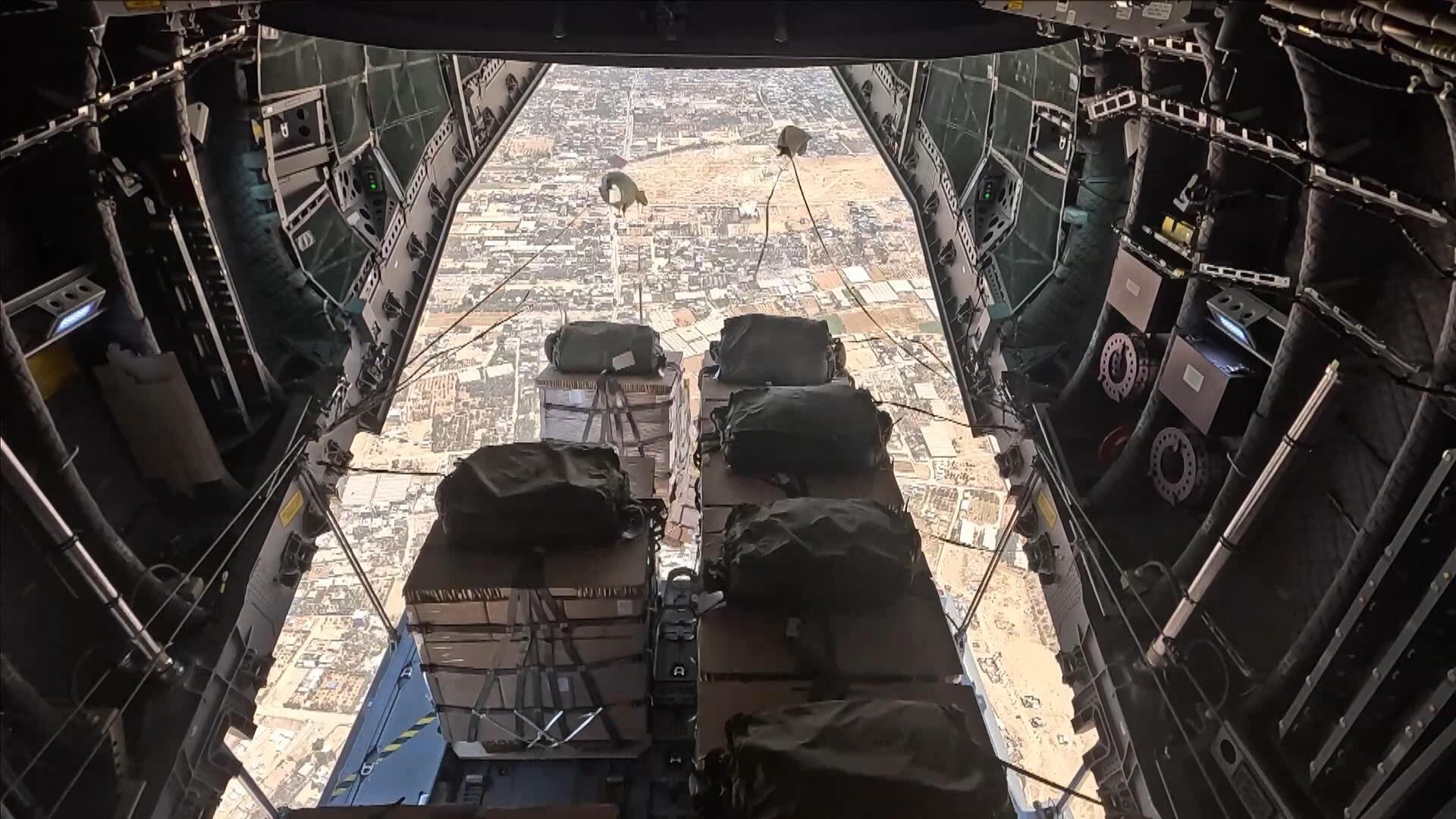 Doce toneladas de alimentos proporcionados por la Agencia Española de Cooperación Internacional para el Desarrollo (Aecid) son lanzados sobre Gaza, este viernes.