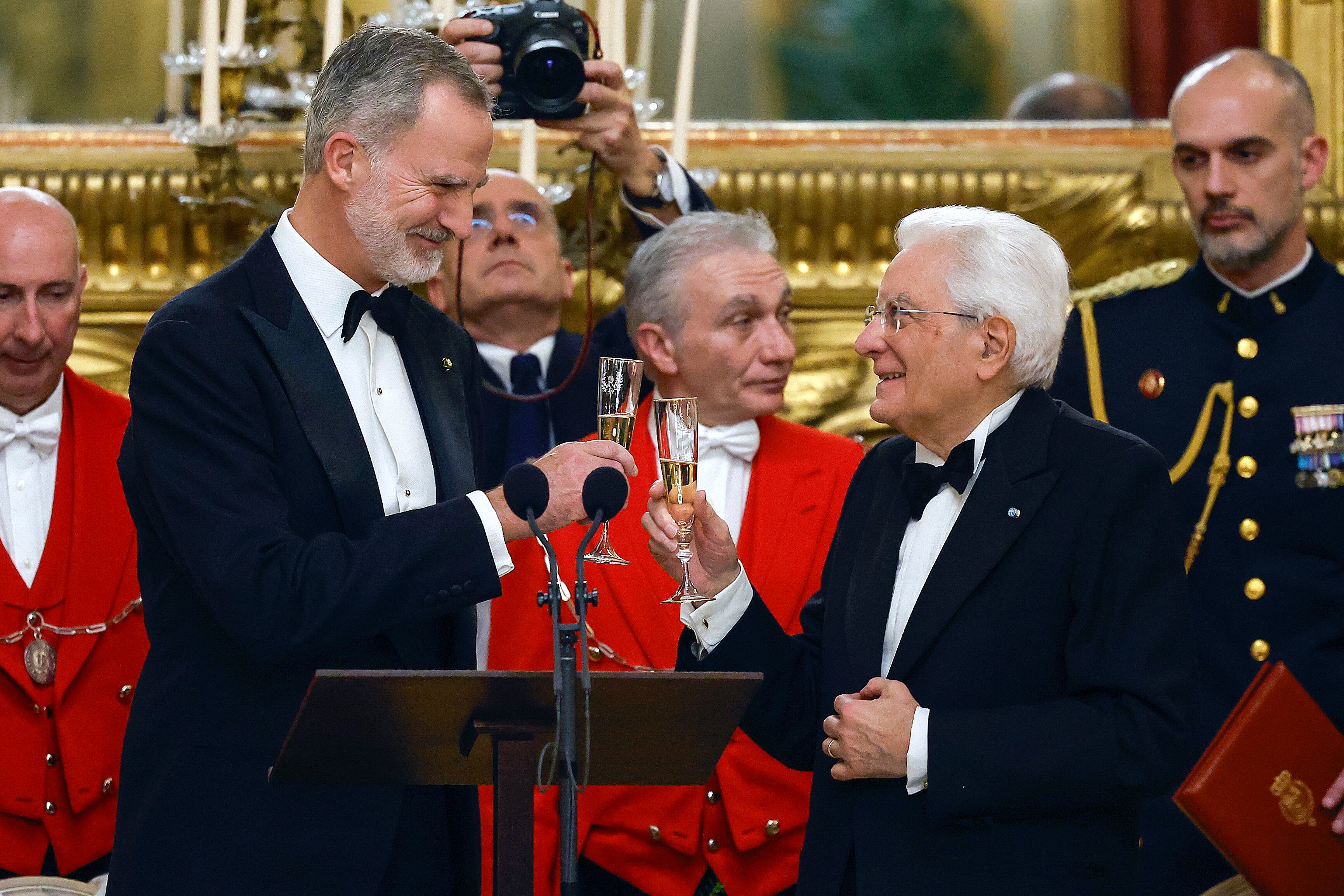 El rey Felipe VI brinda con el presidente de la República Italiana, Sergio Mattarella en la cena de gala ofrecida en su honor en Roma (11/12/2024)-. EFE/ Chema Moya POOL