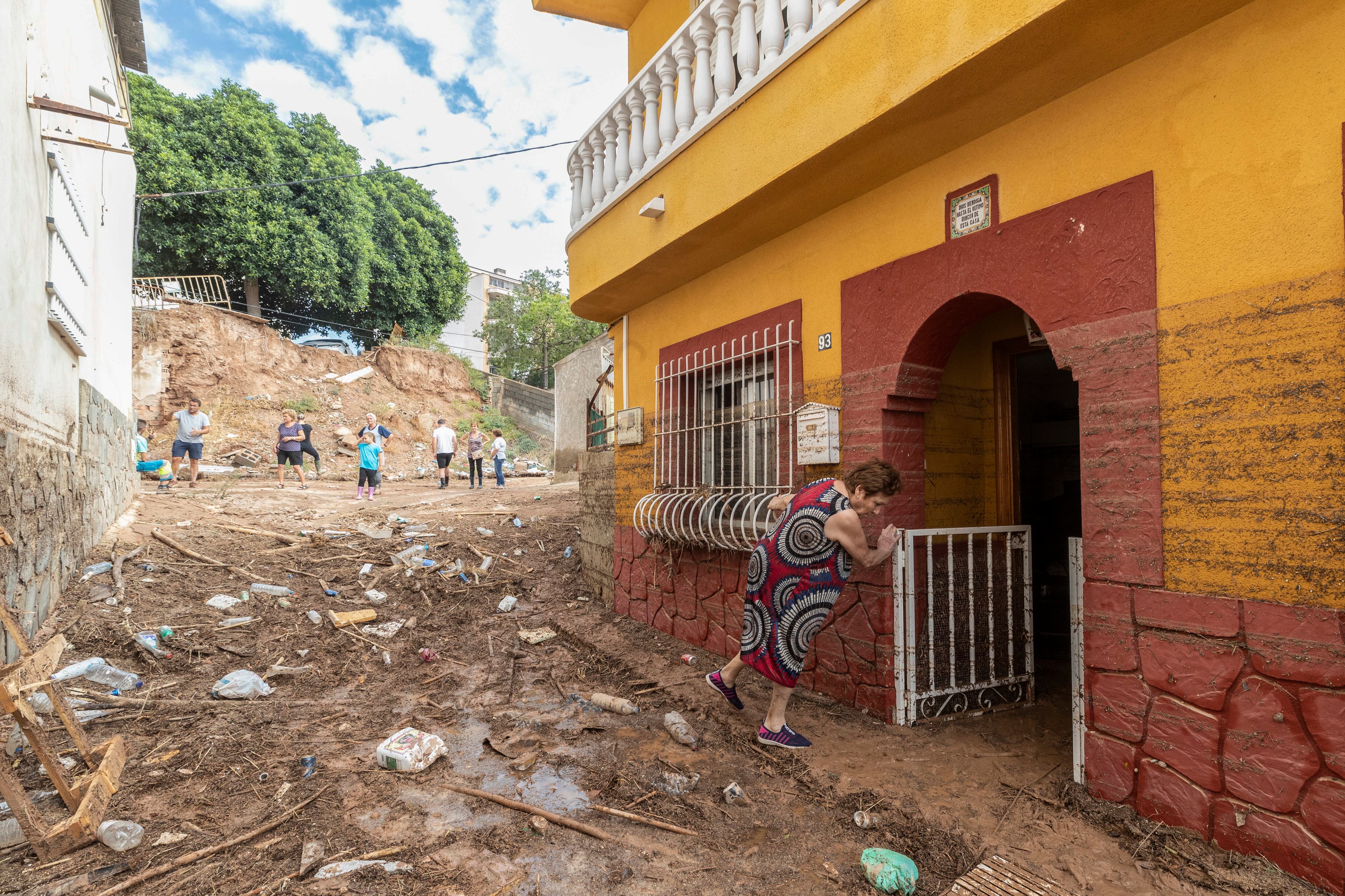 JAVALÍ VIEJO (MURCIA), 26/09/2022.- Una mujer intenta entrar en su vivienda tras las inundaciones que afectaron a la pedanía murciana de Javalí Viejo, donde fallecio un hombre, debido a la tormenta que descargó en el municipio causando inundaciones y una tromba de agua que inundó varias viviendas y sótanos. EFE/Marcial Guillén