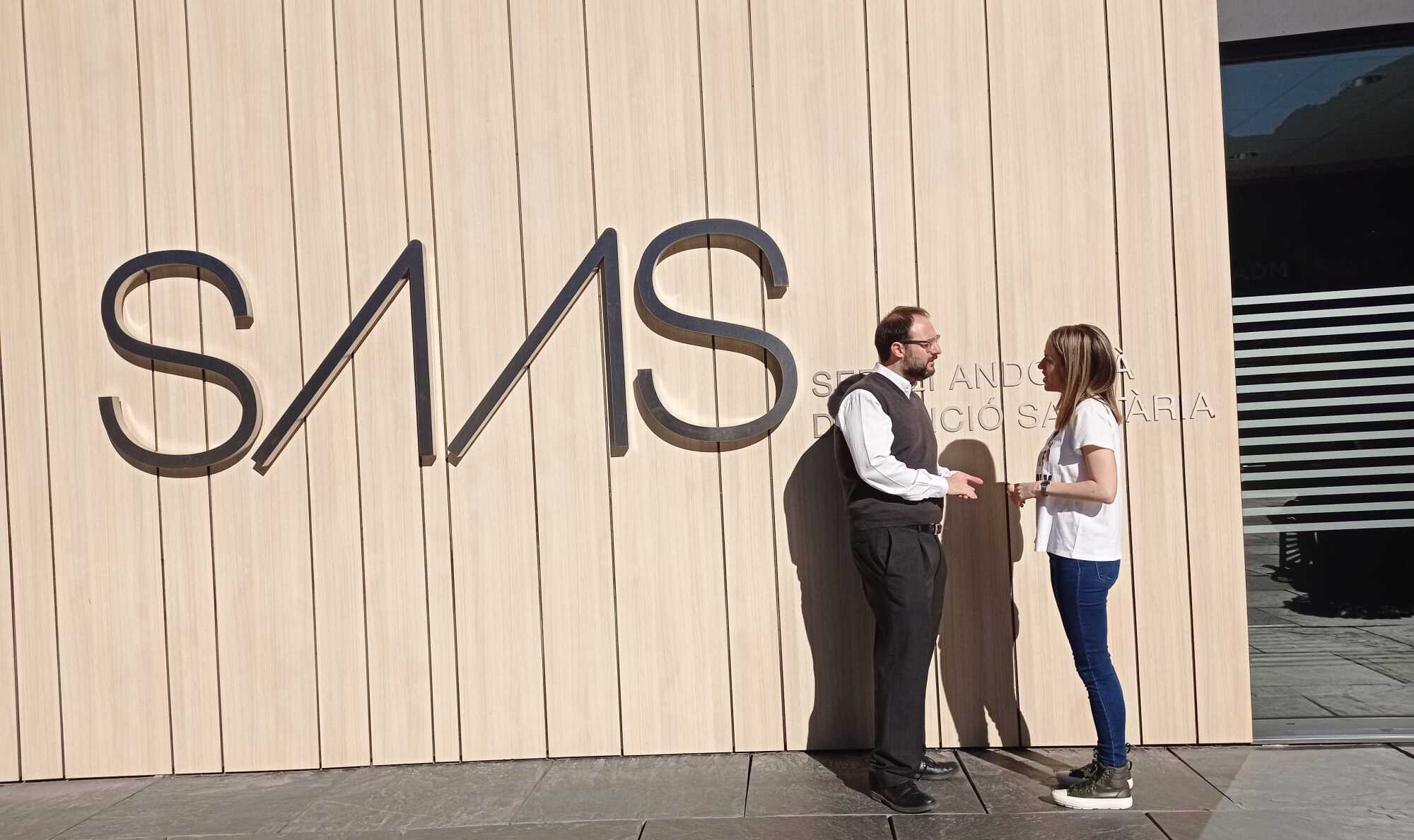 Ramón Tena i Lara de Miguel, al costat de l&#039;entrada de l&#039;hospital.