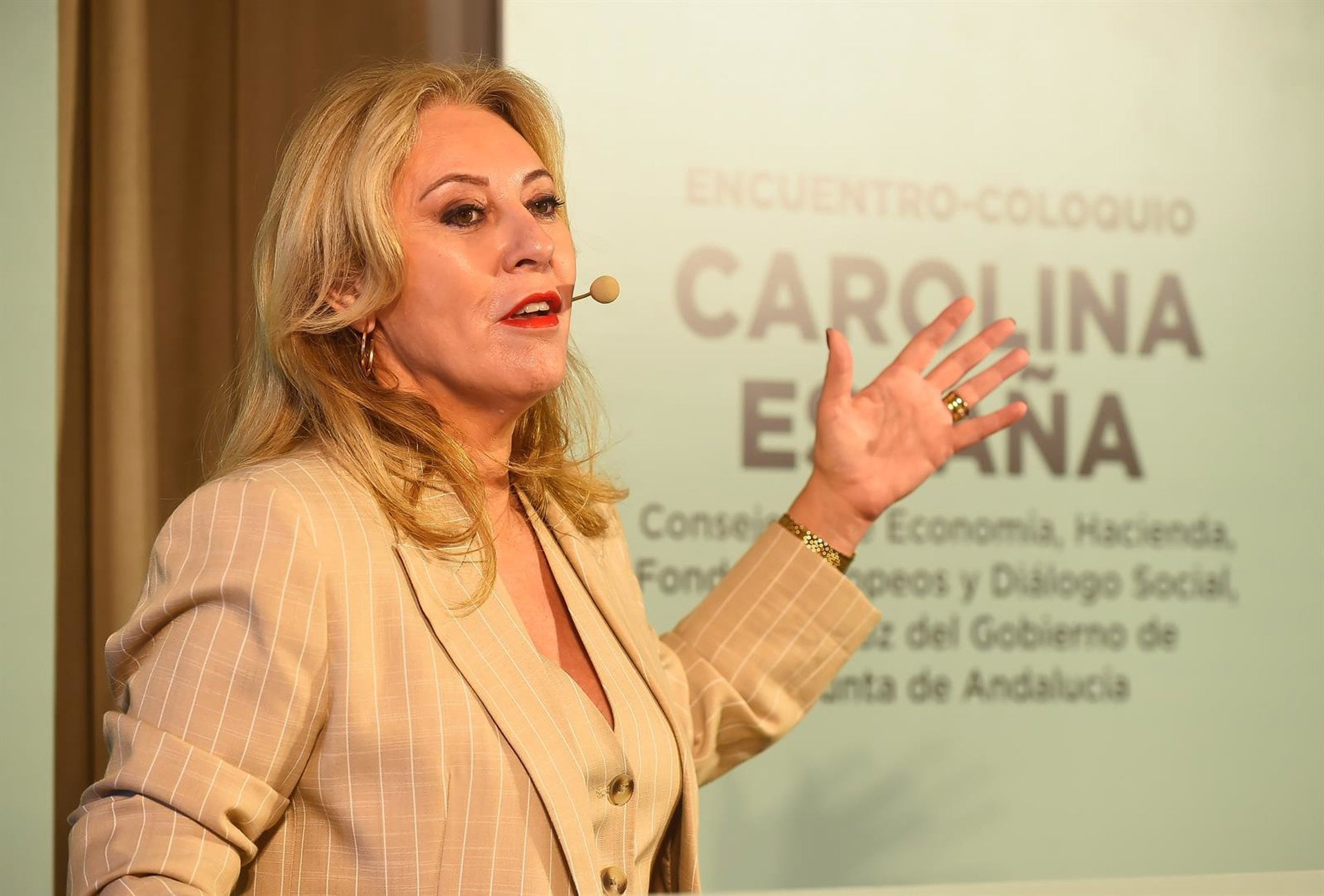La consejera de Economía, Hacienda, Fondos Europeos y Diálogo Social, y portavoz del Gobierno de la Junta de Andalucía, Carolina España, interviene en Málaga en el Encuentro-coloquio que organiza Diario SUR