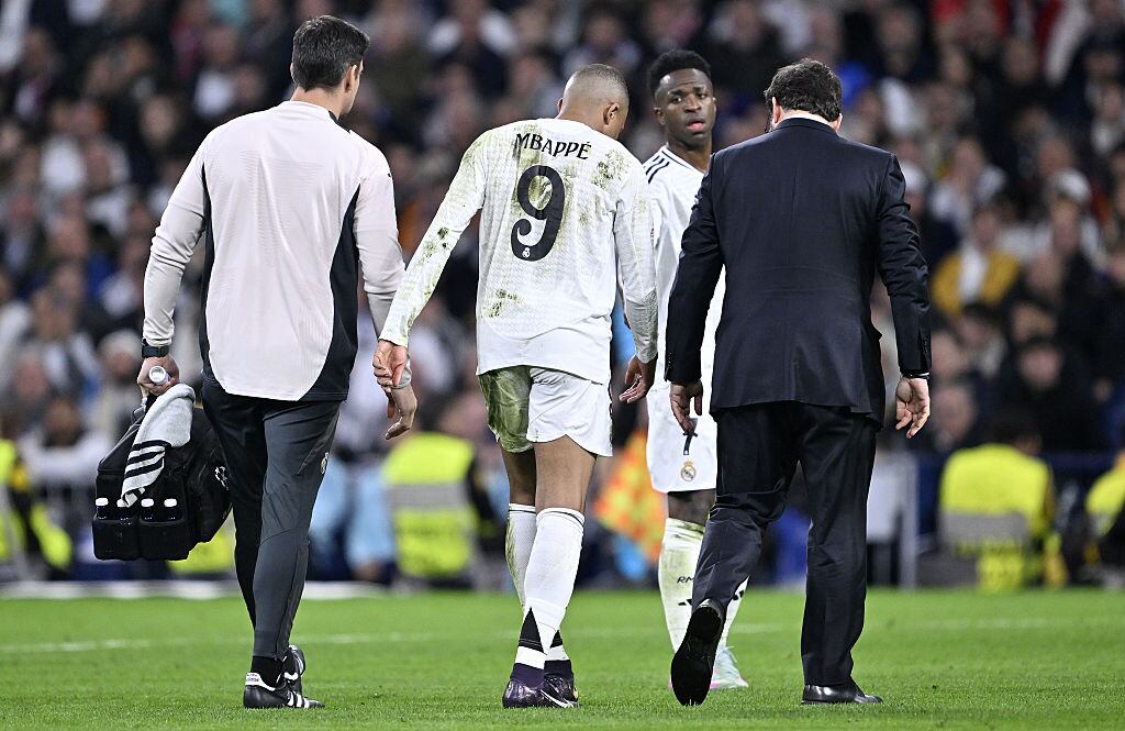 Kylian Mbappé siendo atendido en el partido de vuelta de los cuartos de final de la Champions Lague entre el Real Madrid y el Arsenal.