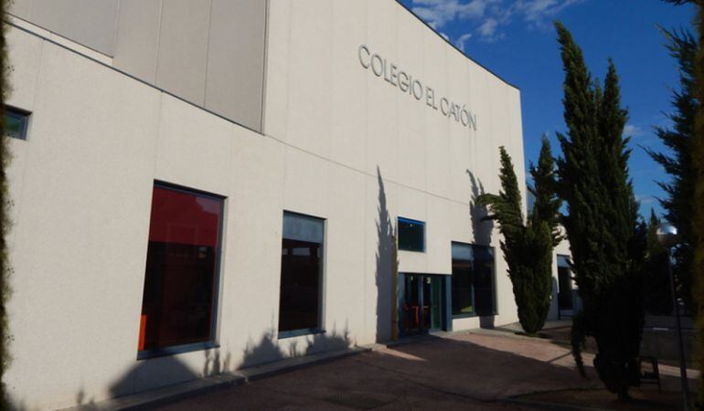 Imágen de la fachada del centro educativo de Torrejón de Velasco.