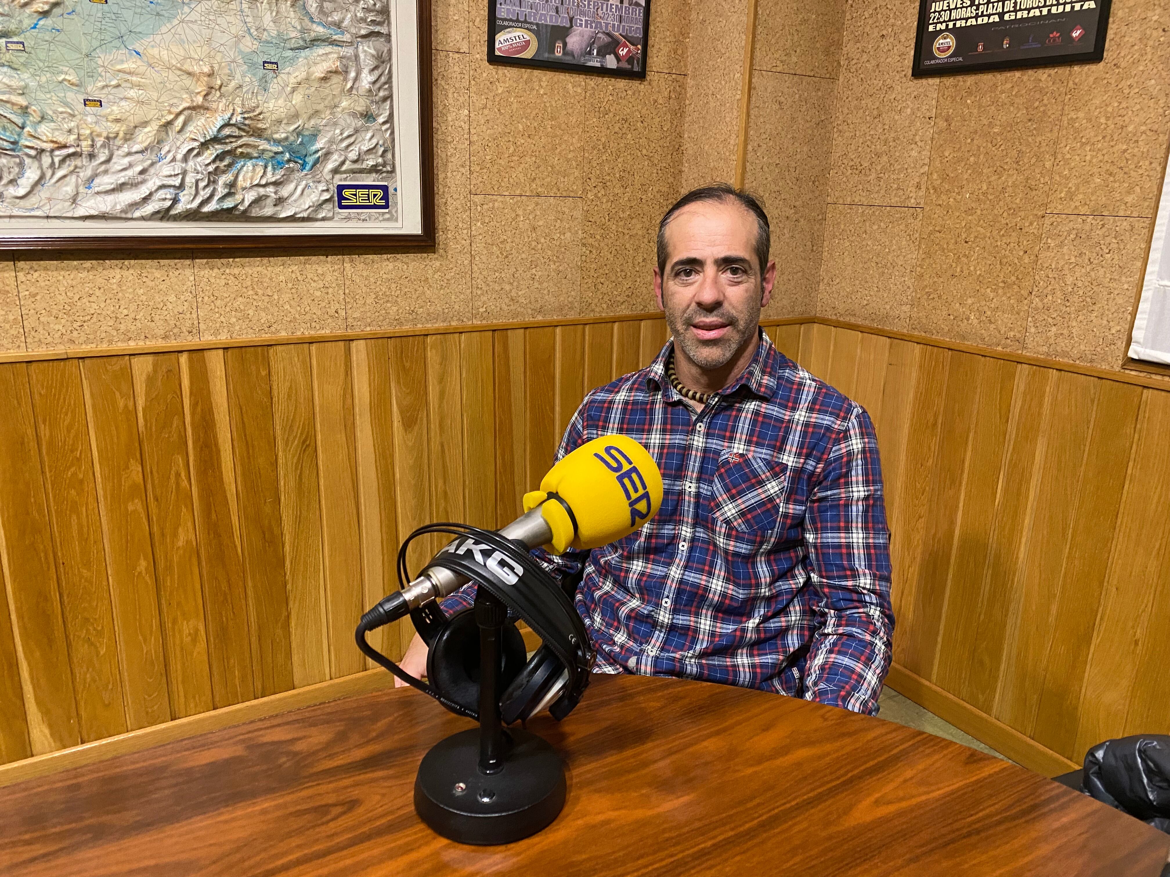 Pedro Cifuentes en los estudios de SER Cuenca.