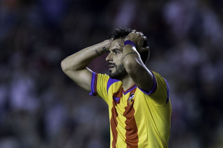 Álvaro Negredo lamentándose durante un partido con el Valencia