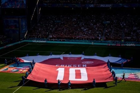 Camiseta en homenaje a Eriksen desplegada durante el Dinamarca - Bélgica