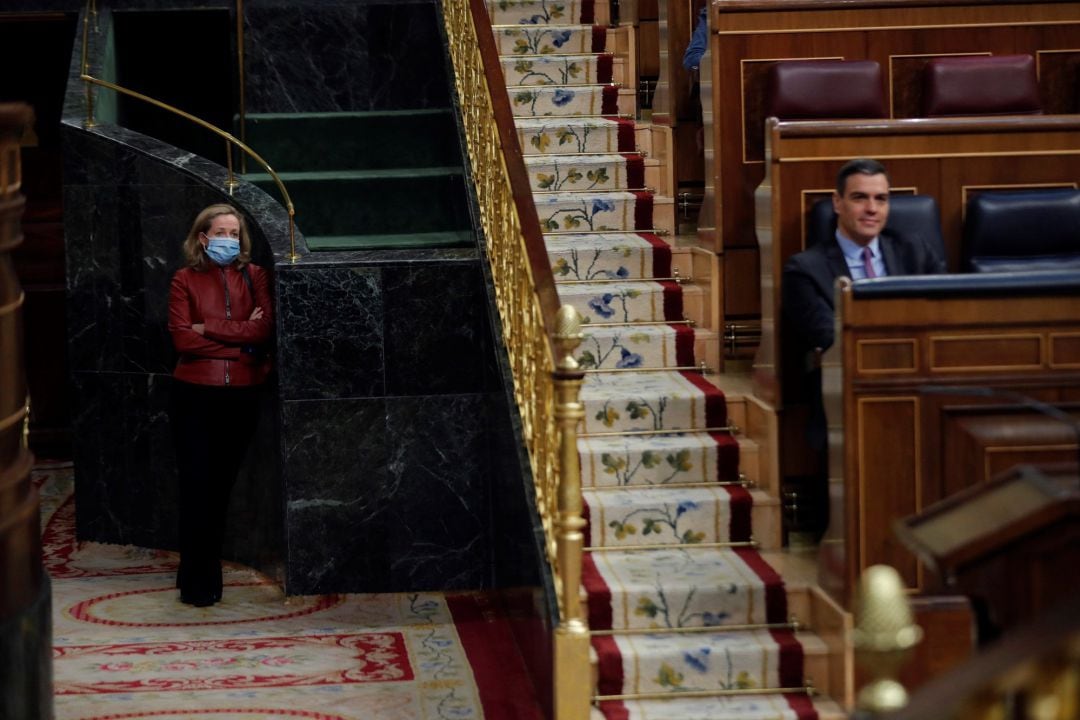 El presidente del Gobierno, Pedro Sánchez y la vicepresidenta de Asuntos Económicos, Nadia Calviño.