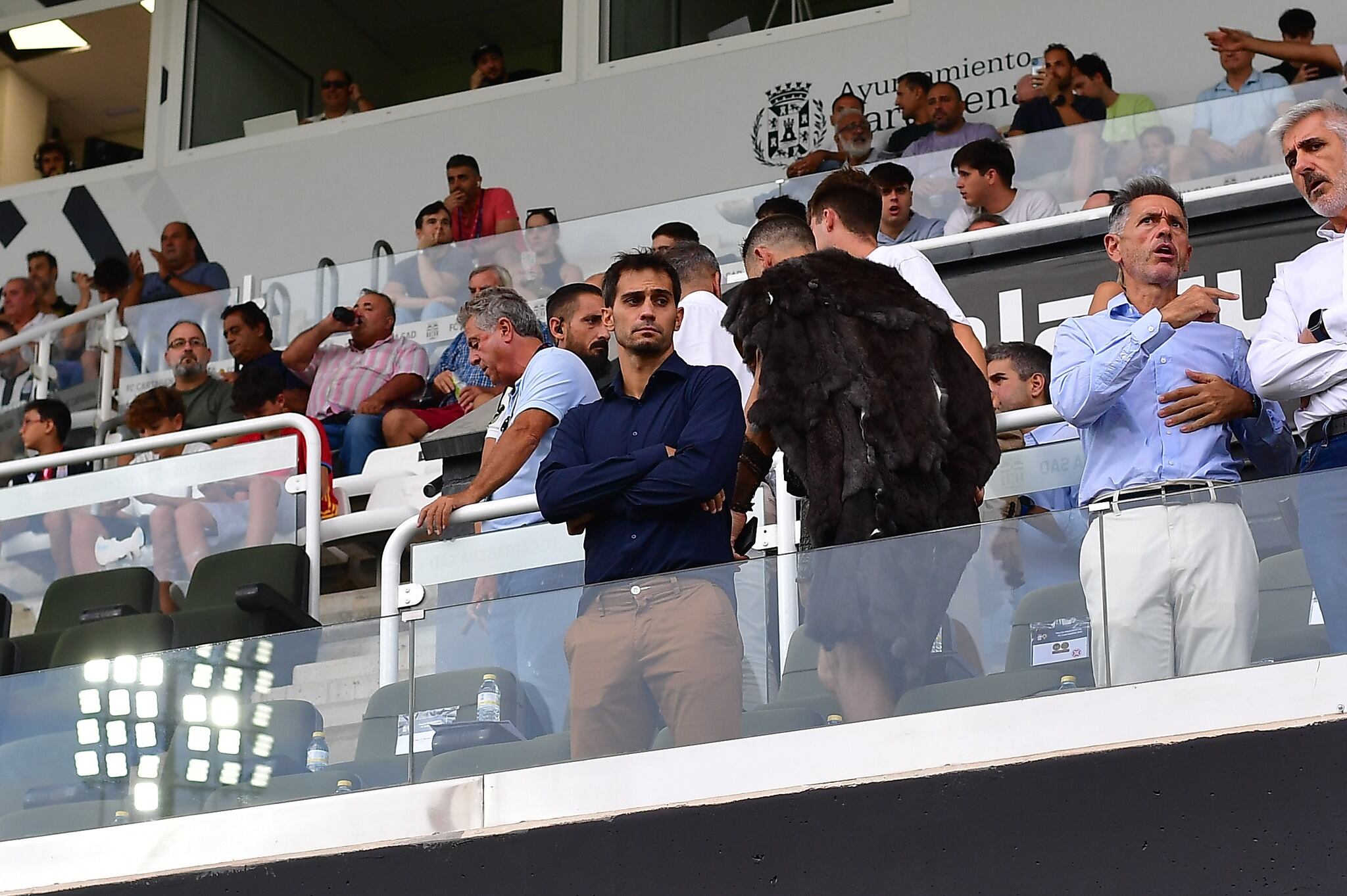 Alejandro Arribas, con Víctor Alonso a la derecha, en su última presencia en el palco del Cartagonova el 21 de septiembre