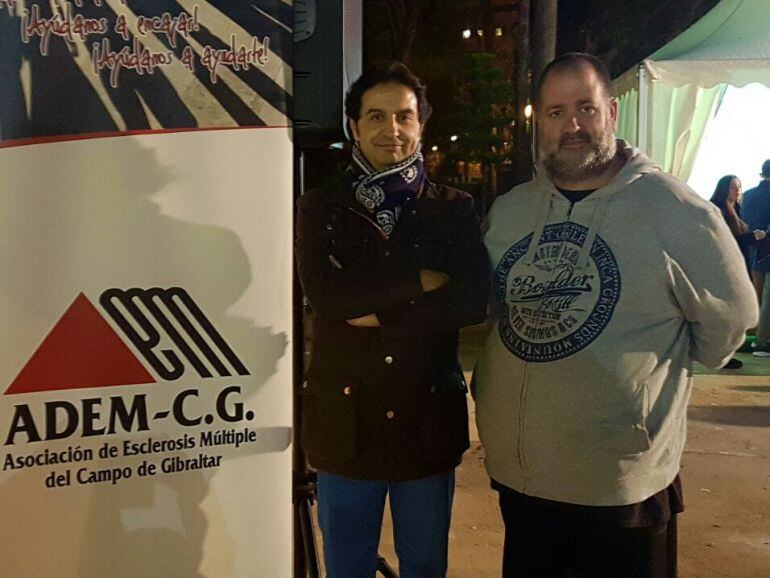 El empresario José Luís Lara y el presidente de la Asociación de Esclerósis Múltiple del Campo de Gibraltar.