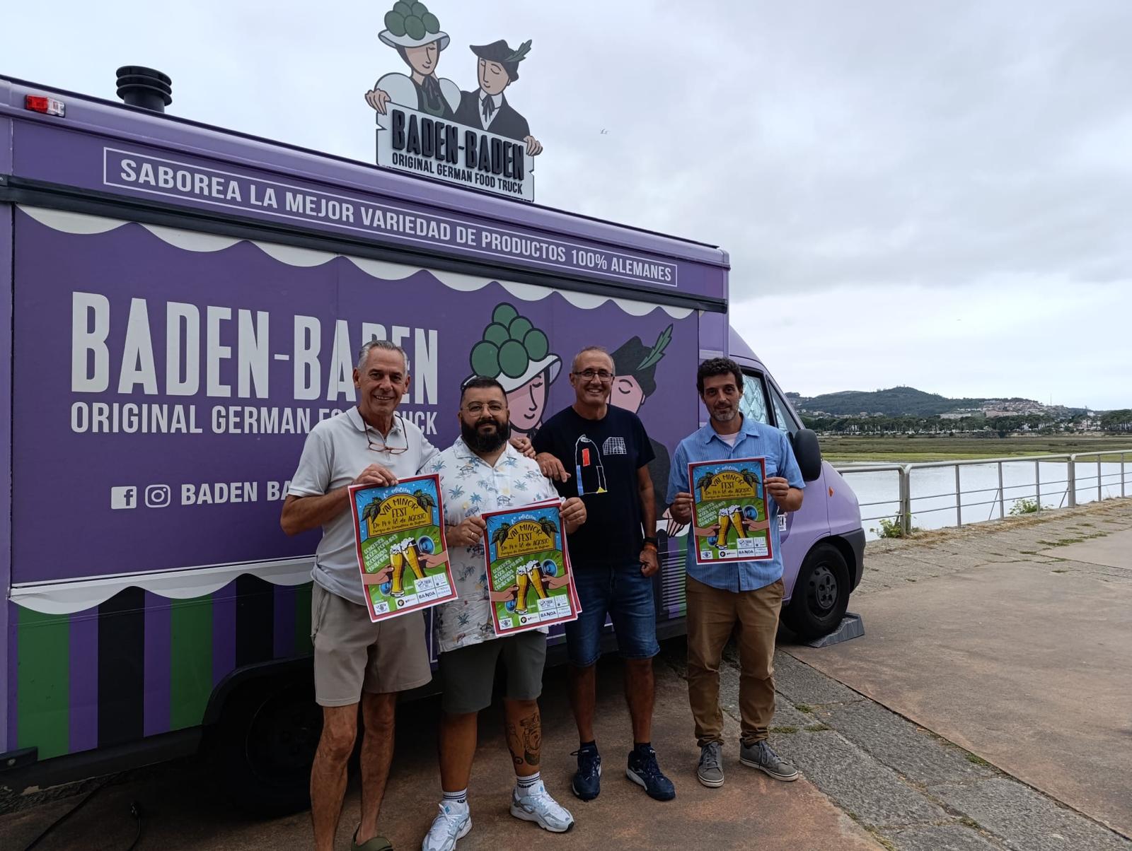 Juan González, alcalde de Nigrán, junto a los organizadores del &quot;Val Miñor Fest&quot;